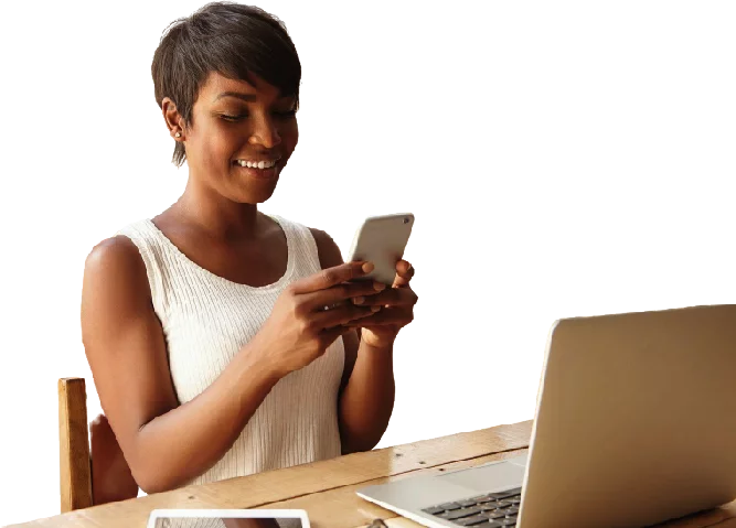 Mujer feliz participando en encuestas